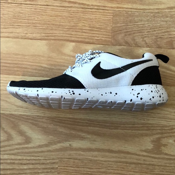 Nike Shoes - Nike Women’s Black and White Rosche Size 8